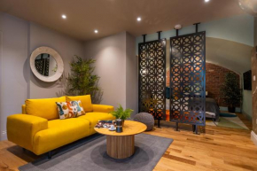 Commandery Vaults - Luxury Apartment in City Centre with SKY TV